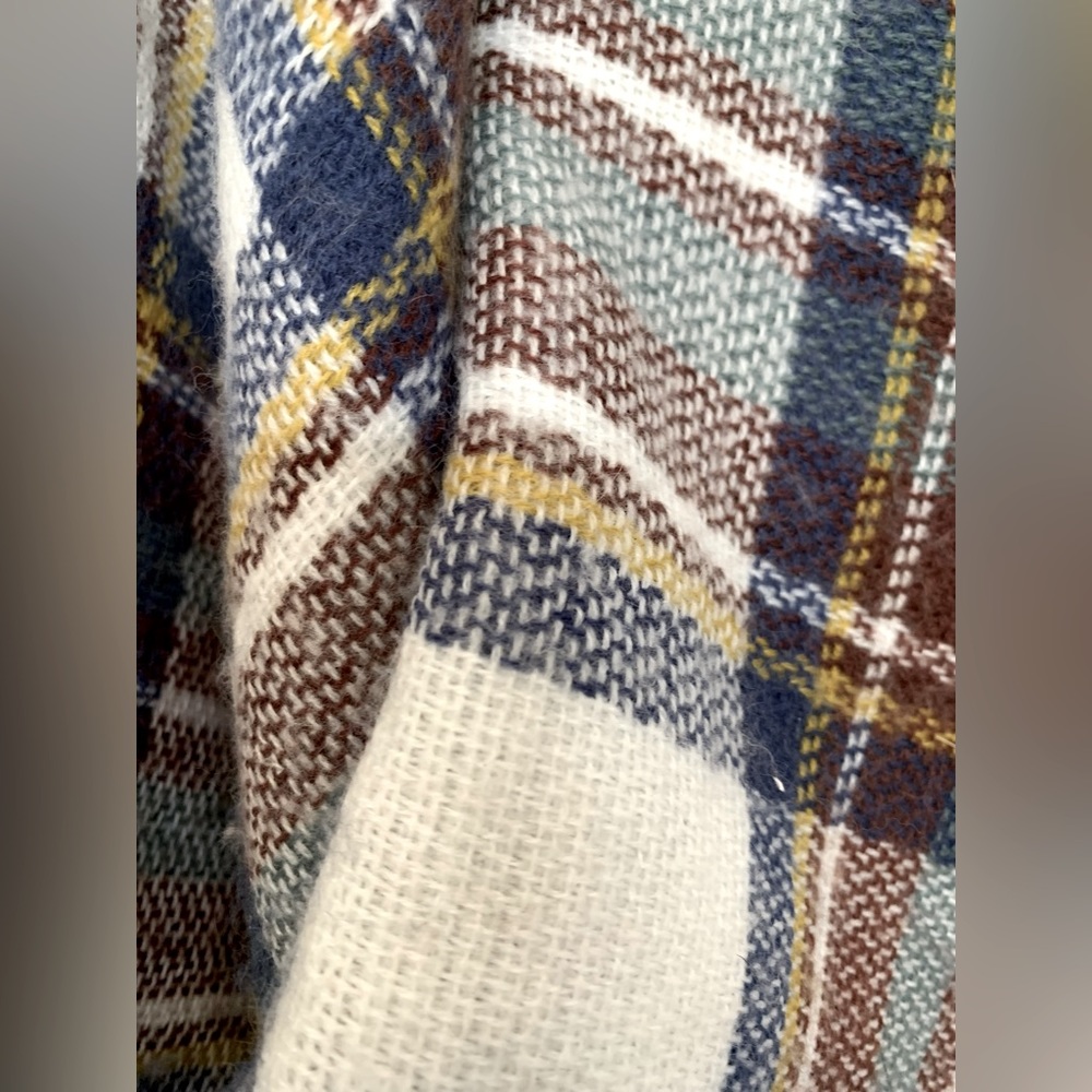 Light shawl- more for fashion, than warmth. Just throw it over your shoulders!